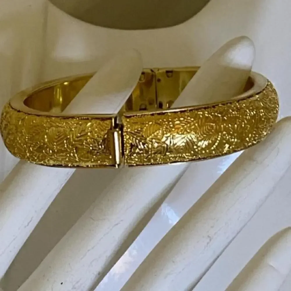Beautiful Vintage Monet gold tone hinged Floral design bangle bracelet No Scuffs